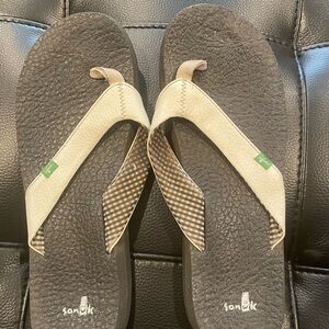 White sanuk flip flops